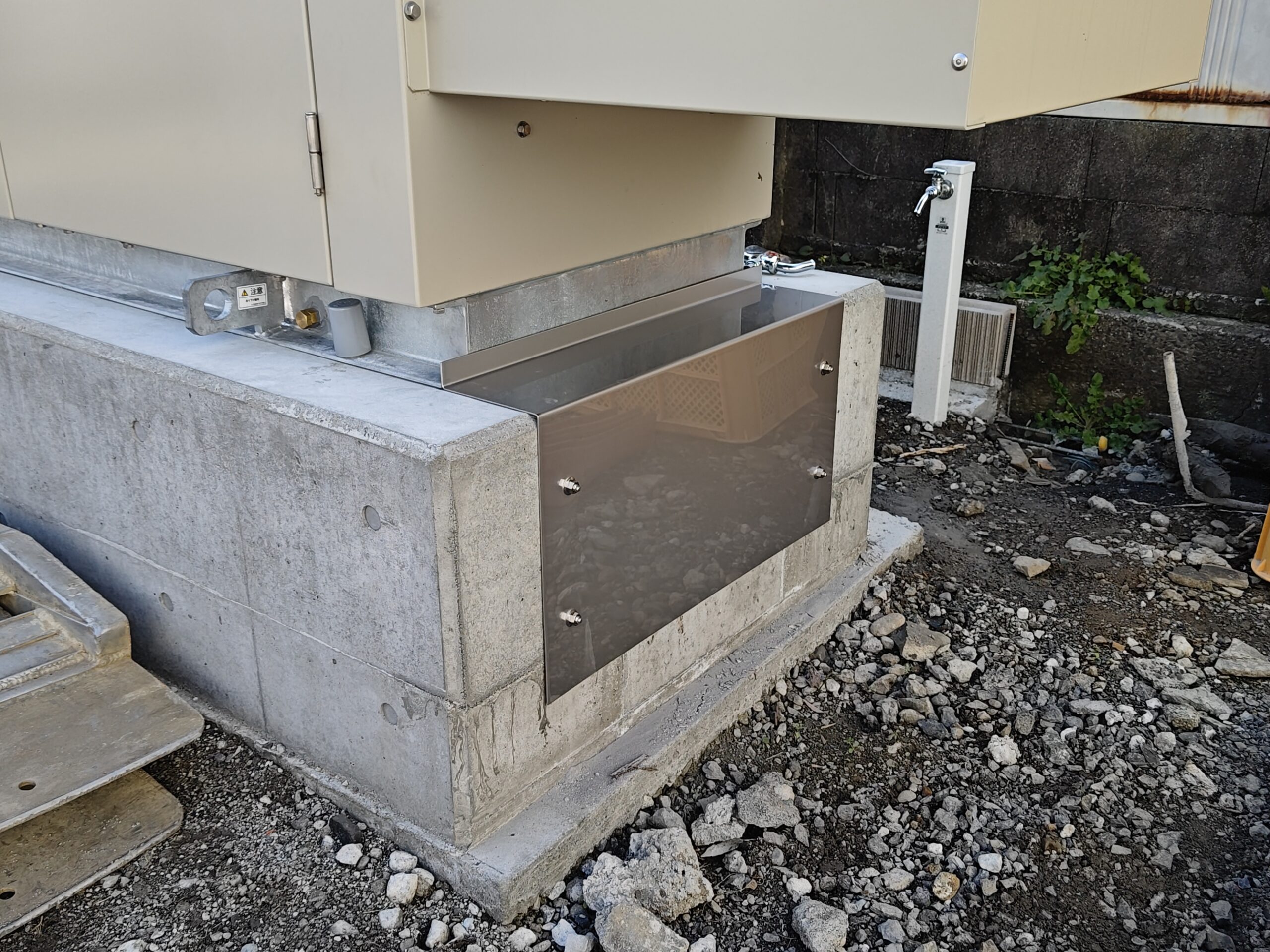 電源盤架台ステンレス化粧蓋